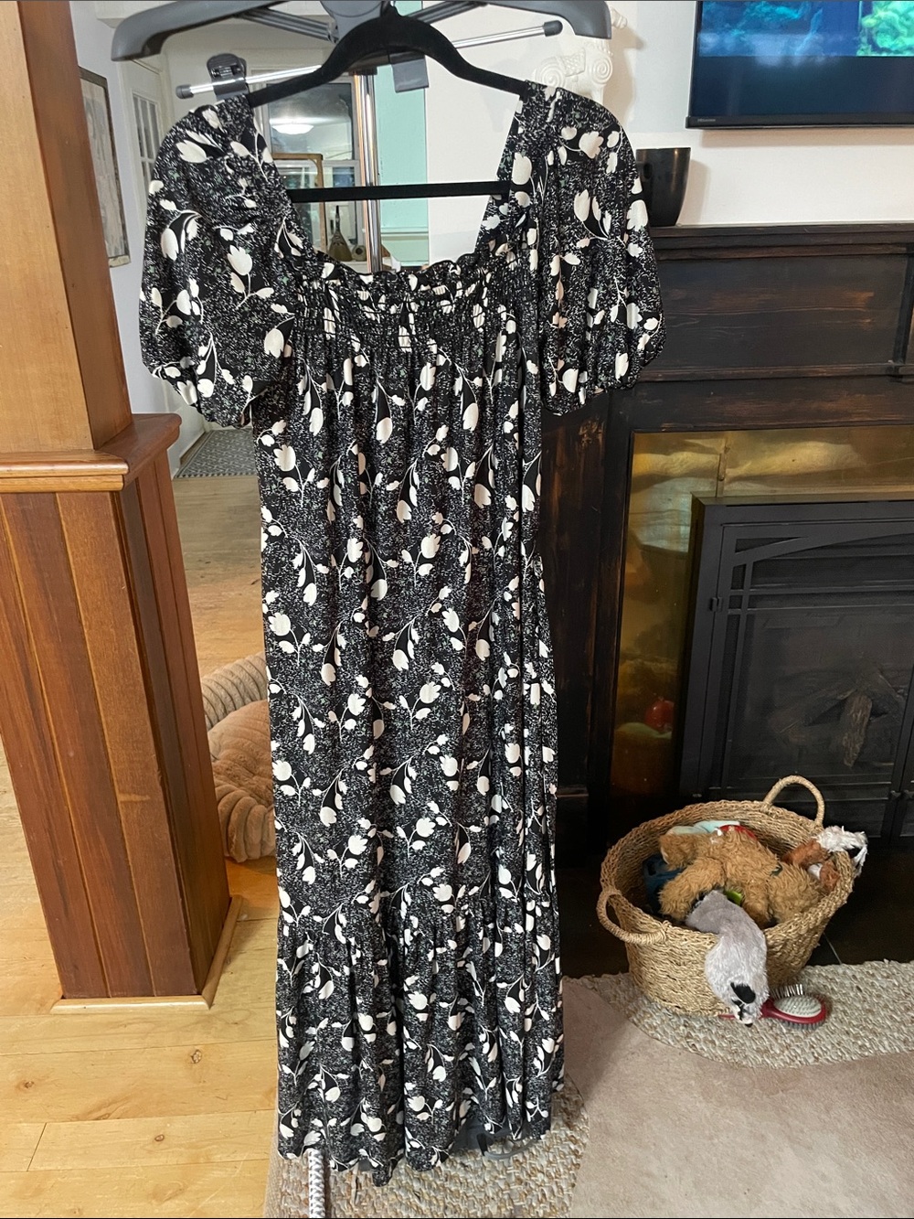 Max Studio Black and White Floral Maxi Dress with Puff Sleeves